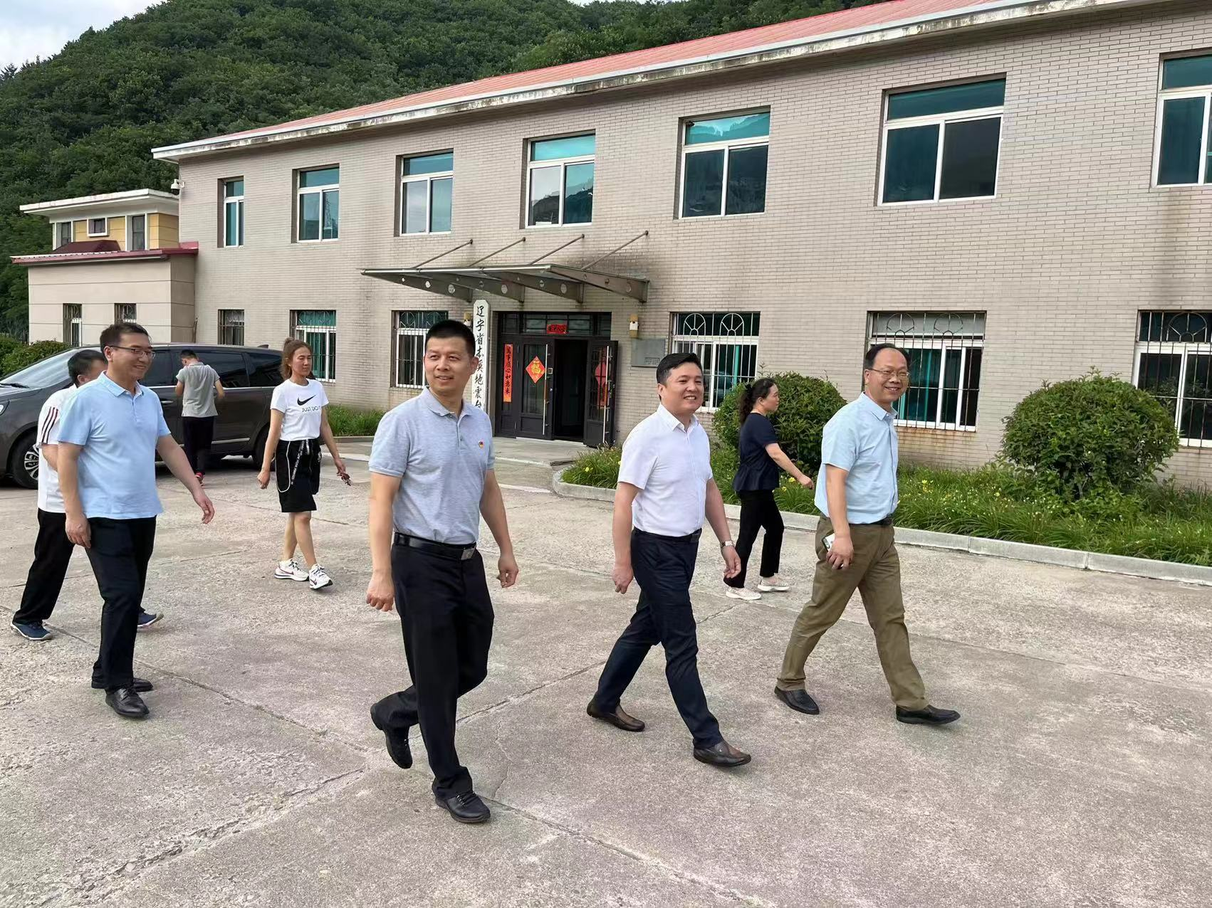 杨振宇局长到丹东中心站本溪台指导工作